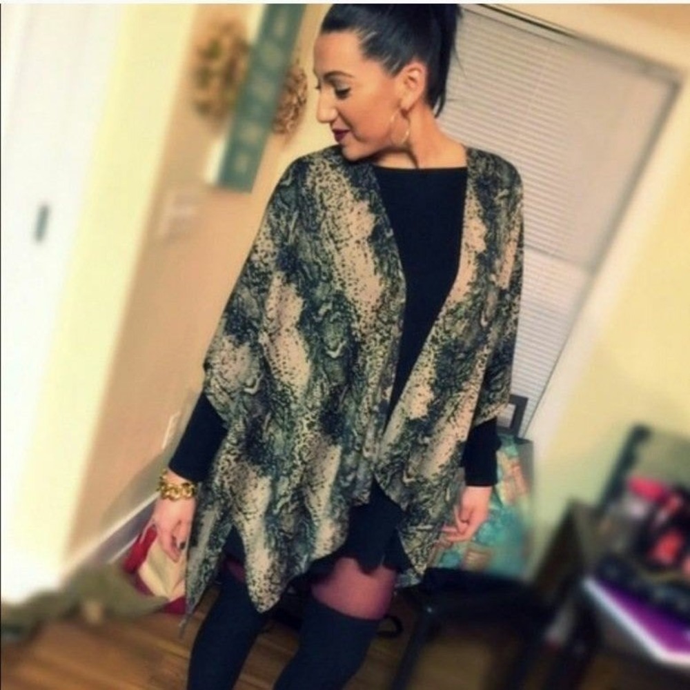 NWOT Leopard Print Silky Feel Kimono